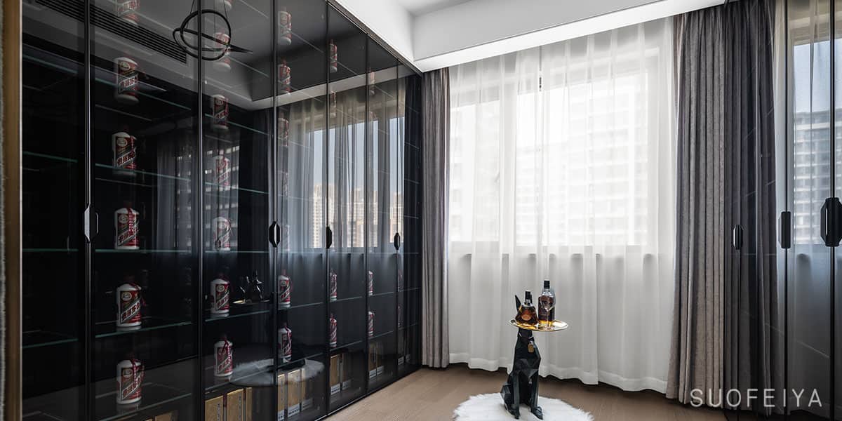 A family of two in a 189 m² large four-bedroom house with a separate room to hide the wine — frame 11