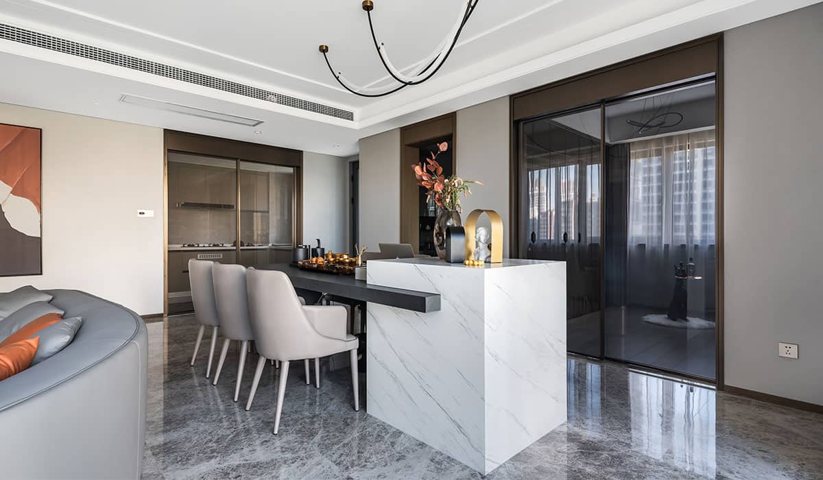 A family of two in a 189 m² large four-bedroom house with a separate room to hide the wine — frame 1