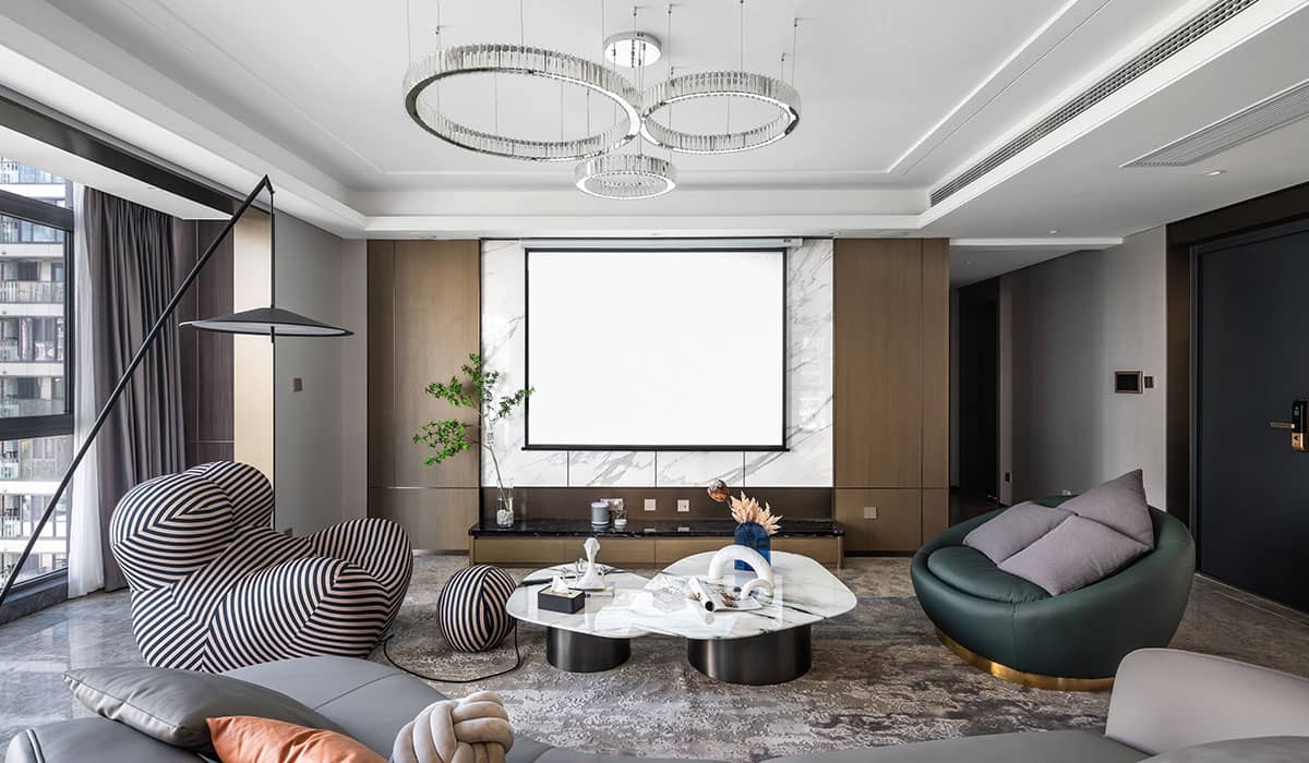 A family of two in a 189 m² large four-bedroom house with a separate room to hide the wine