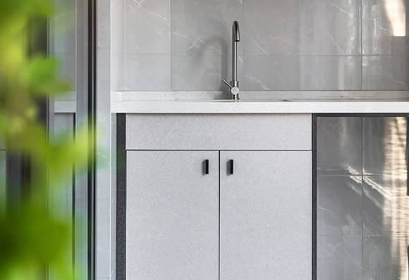 A family of two in a 189 m² large four-bedroom house with a separate room to hide the wine — frame 9