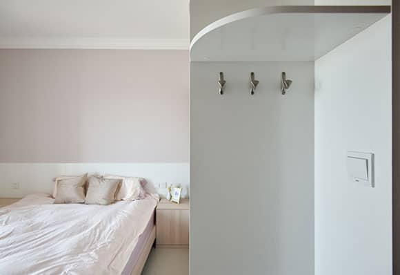 As soon as my friend walked in, she praised the 137m² light European-style house — frame 18