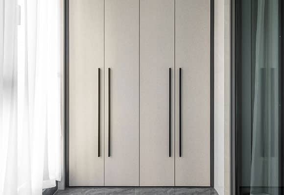A family of two in a 189 m² large four-bedroom house with a separate room to hide the wine — frame 10