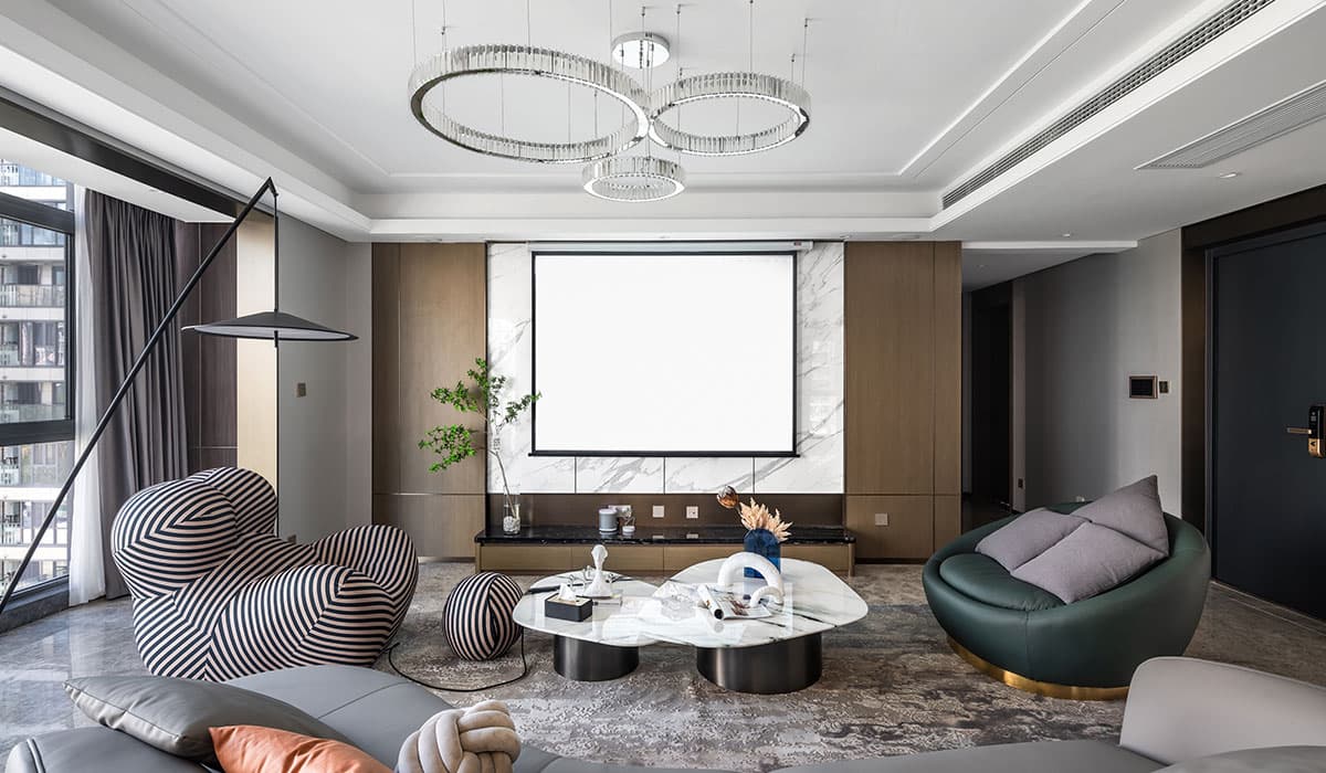 A family of two in a 189 m² large four-bedroom house with a separate room to hide the wine